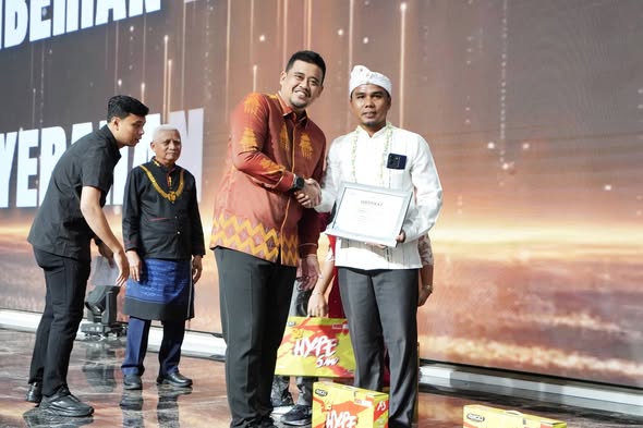 ALUMNI PRODI PPKN FKIP UNIVERSITAS LABUHANBATU RAIH PENGHARGAAN GURU INSPIRATIF PADA HARI GURU NASIONAL OLEH DINAS PENDIDIKAN SUMATERA UTARA